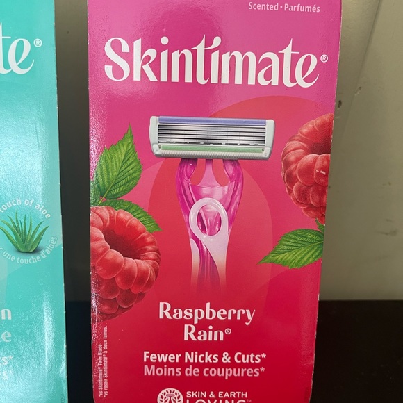 Skintimate sensitive skin raspberry rain razors - Picture 3 of 4